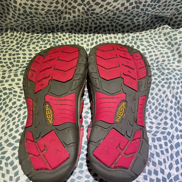 KEEN kids Big girls size 6 pink shoes - Picture 2 of 6
